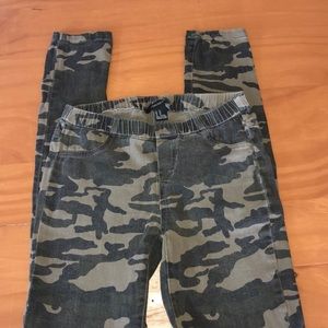 XS camouflage jeggings.